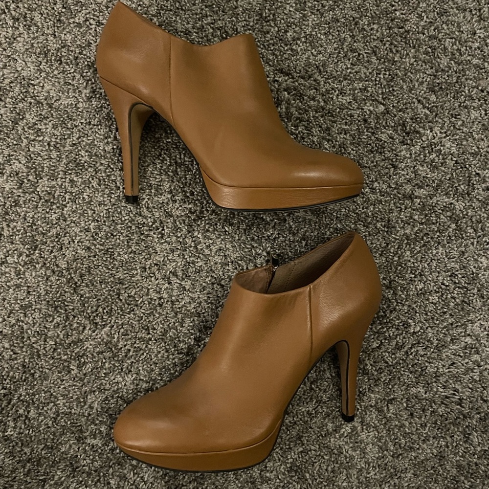 Vince Camuto leather ankle booties - size 8.5